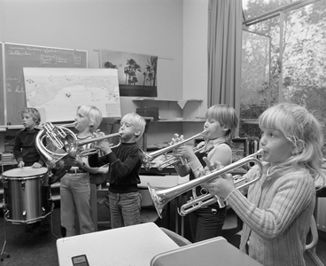 882010 Afbeelding van een muziekles in de Prinses Marijkeschool voor openbaar lager onderwijs (Dr. Max Euwestraat 2) te ...